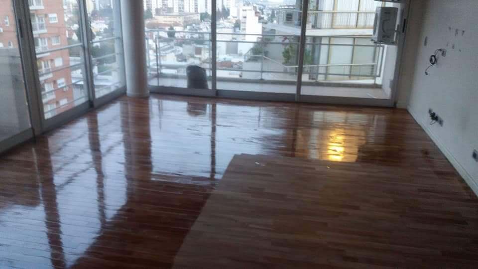 pulido y barnizado de madera
